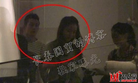 M女士还爆料，陈冠希除了短信骚扰吴思凡之外，还对同剧组的另一女孩发起过“猛烈攻势”，甚至还希望通过这个女孩传话给吴思凡共赴3人之约。