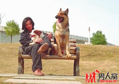 邓锦杰和他的爱犬在一起。
