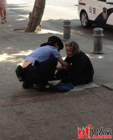 女警帮乞讨老人穿衣服
