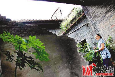 李翠微与被拆的老屋
