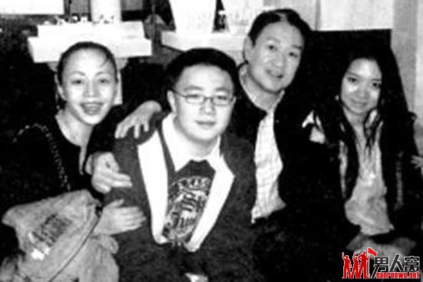 宋丹丹微博自曝与老公恩爱照 称结婚50年再补办婚礼
