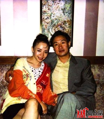 宋丹丹微博自曝与老公恩爱照 称结婚50年再补办婚礼