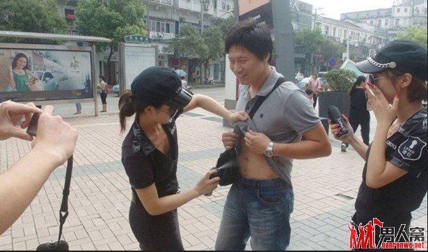 实拍男子遭街头“制服辣妹”围攻扒衣