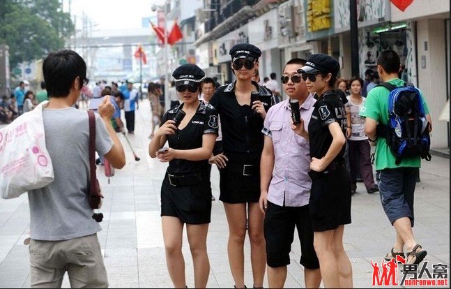 实拍男子遭街头“制服辣妹”围攻扒衣