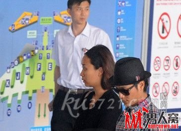 陈坤带私生子会友 照例有美女同行