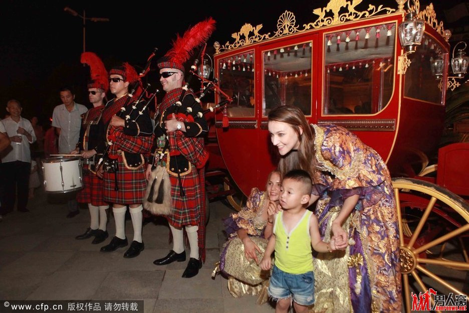 美女大尺度辣舞低俗促销 开发商撑不住了吗？