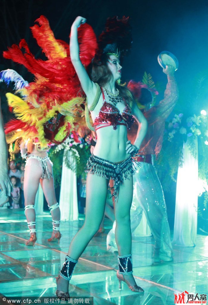 美女大尺度辣舞低俗促销 开发商撑不住了吗？