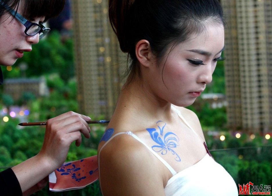 美女大尺度辣舞低俗促销 开发商撑不住了吗？