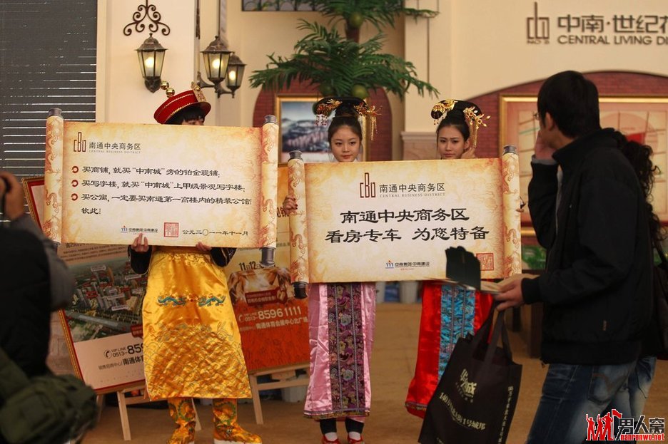 美女大尺度辣舞低俗促销 开发商撑不住了吗？
