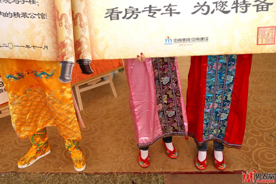 美女大尺度辣舞低俗促销 开发商撑不住了吗？