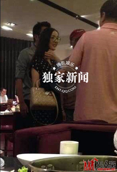 恋爱高调捞金低调 杨幂被爆当众整理内衣带