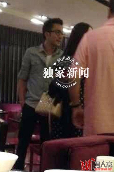 恋爱高调捞金低调 杨幂被爆当众整理内衣带