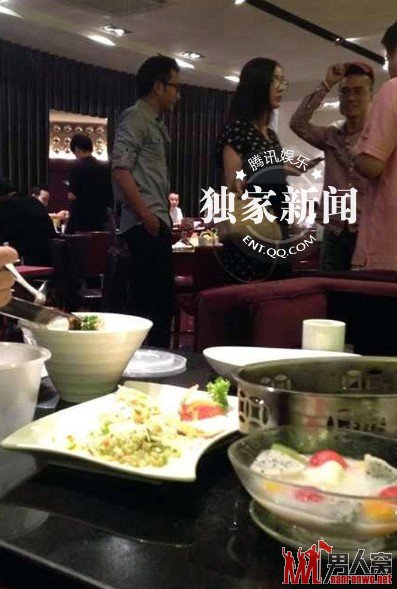 恋爱高调捞金低调 杨幂被爆当众整理内衣带