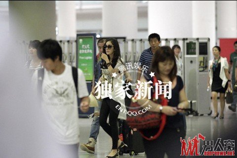 恋爱高调捞金低调 杨幂被爆当众整理内衣带