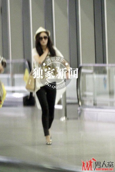 恋爱高调捞金低调 杨幂被爆当众整理内衣带