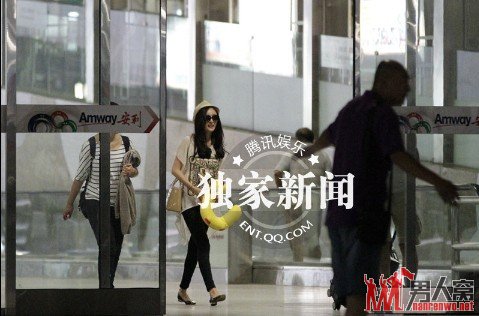 恋爱高调捞金低调 杨幂被爆当众整理内衣带