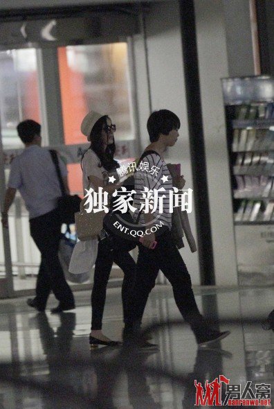 恋爱高调捞金低调 杨幂被爆当众整理内衣带