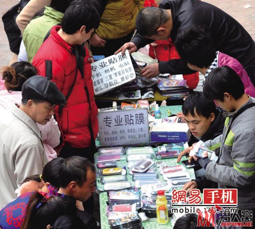 手机就是要“裸奔” 给手机贴膜吃力不讨好