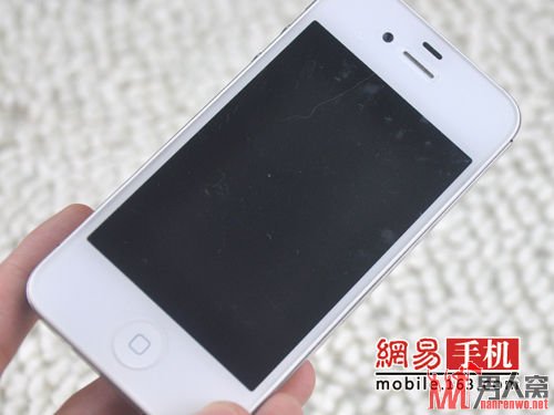 手机就是要“裸奔” 给手机贴膜吃力不讨好